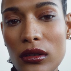 MANASI7 Pečující multifunkční lesk na rty