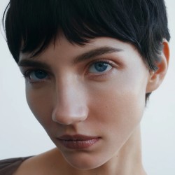 MANASI7 Pečující multifunkční lesk na rty