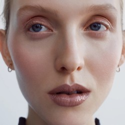 MANASI7 Pečující multifunkční lesk na rty