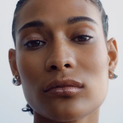 MANASI7 Pečující multifunkční lesk na rty