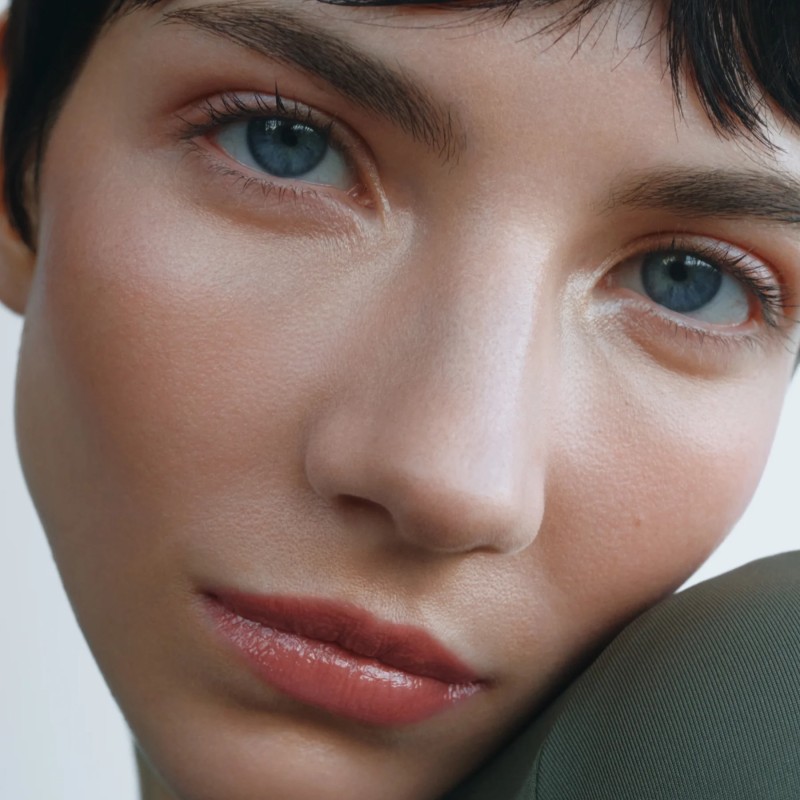 MANASI7 Pečující multifunkční lesk na rty