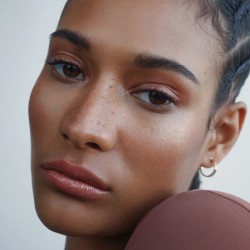 MANASI7 Pečující multifunkční lesk na rty