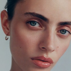 MANASI7 Pečující multifunkční lesk na rty