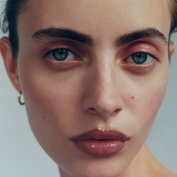 MANASI7 Pečující multifunkční lesk na rty