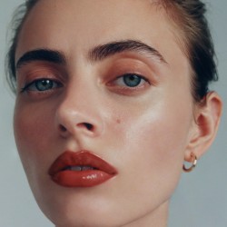 MANASI7 Pečující multifunkční lesk na rty